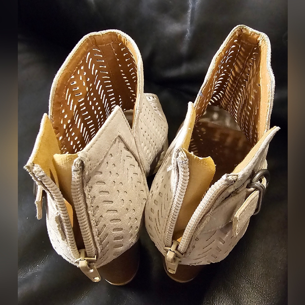 Qupid Tan Heeled Boots with Open Toe and Perforated Design Size 7 EUC - Picture 12 of 16